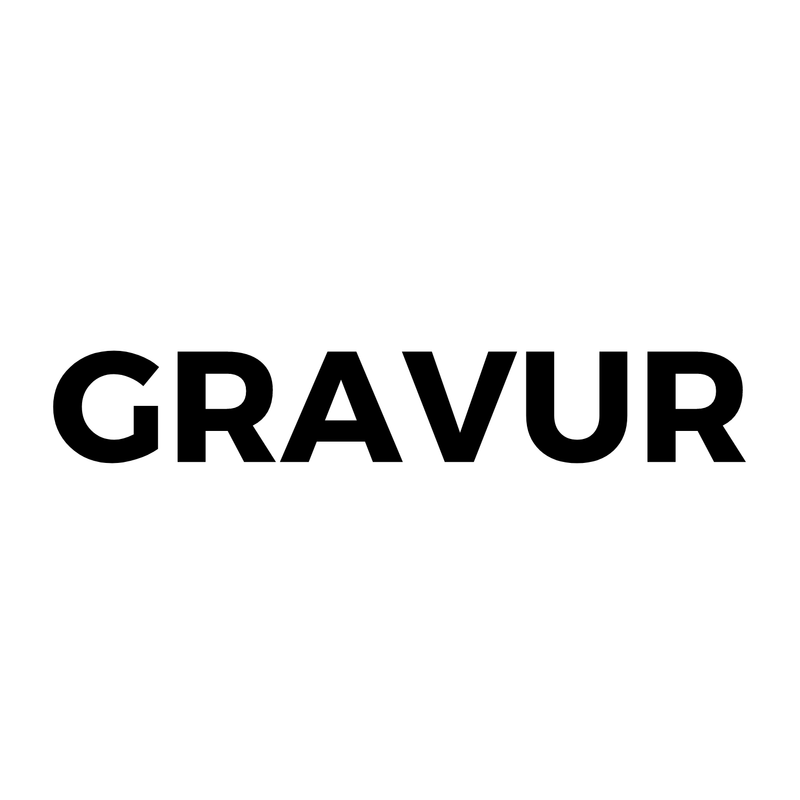 GRAVUR RECHTS VOM TRÄGER: