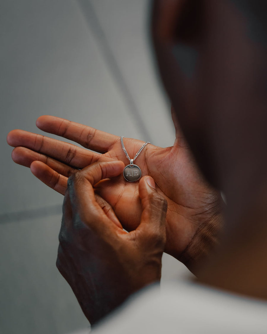 From engraved plaques to crosses: Which pendant is right for you?